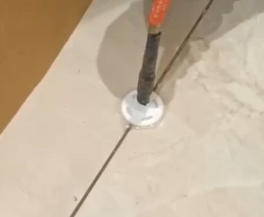 来宾市瓷砖空鼓维修公司专业解答瓷砖在铺贴过程中，如果没有涂抹均匀到位的粘结材料（如水泥砂浆或瓷砖胶），可能会导致以下问题