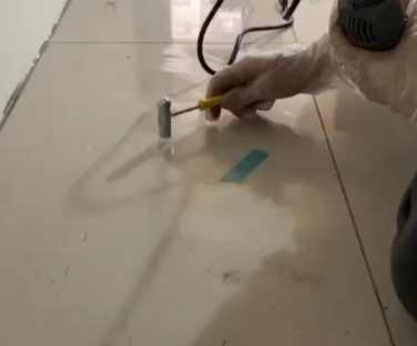 来宾市瓷砖开裂维修公司专业分享瓷砖在铺贴前如果没有沥干水分，将会导致以下问题