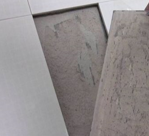 来宾市瓷砖空鼓维修公司分享瓷砖铺贴时如果打浆（即涂抹在瓷砖背面和基层上的砂浆或瓷砖胶）过少，会带来以下问题